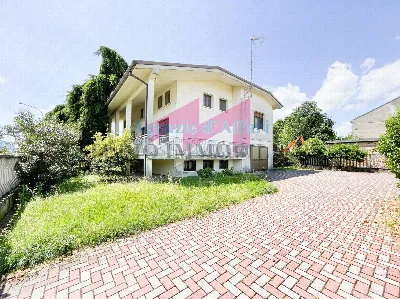 Villa a Castelnovo Bariano