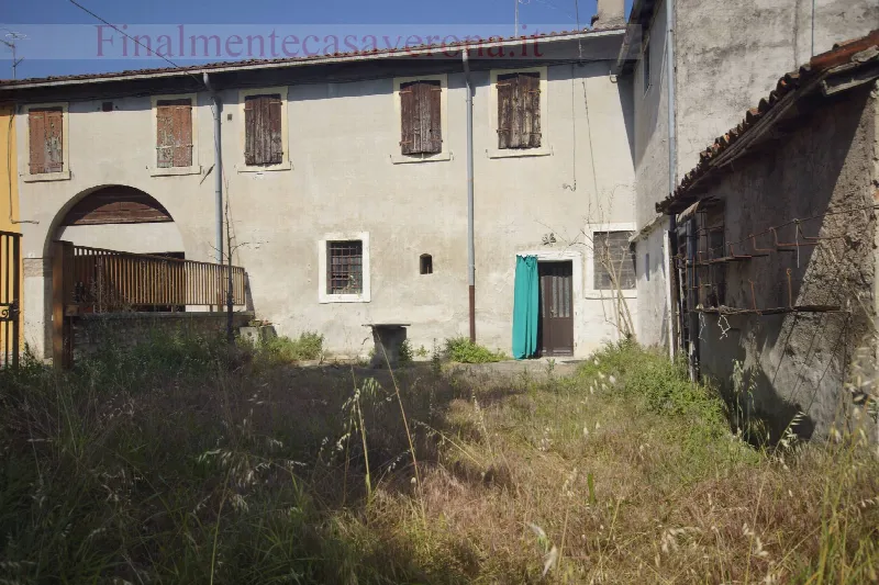 Casa Indipendente in vendita a Verona, Santa Lucia, Golosine, Zona Fiera - foto 1