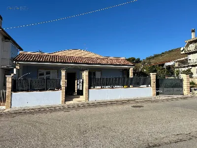 Villa in vendita a San Benedetto del Tront... - foto 1