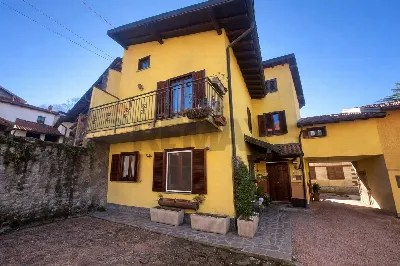 Casa Indipendente a Cocquio-Trevisago
