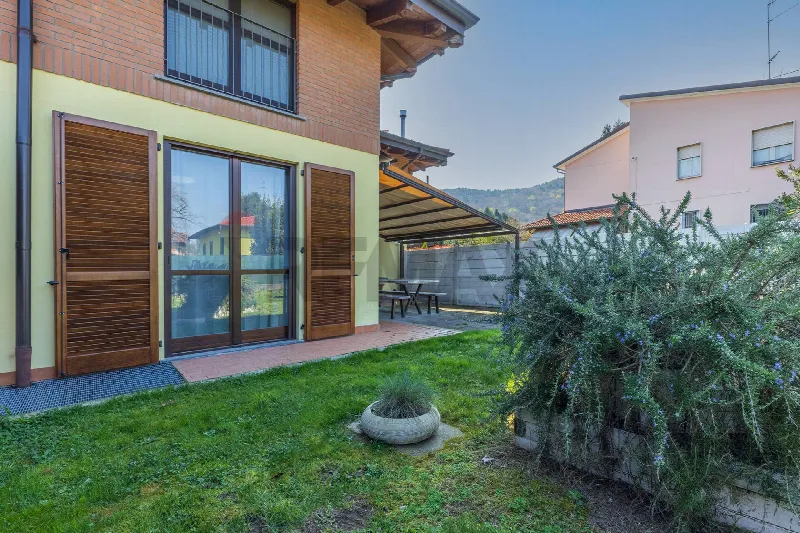 Villa in vendita a Comabbio - foto 1
