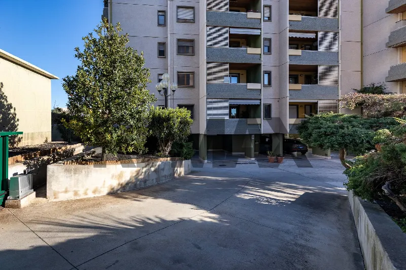 Ufficio in vendita a Cagliari, Is Mirrionis, Monte Claro, San Michele - foto 1