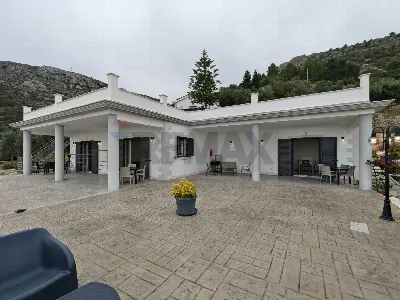 Villa a Monte Sant'Angelo
