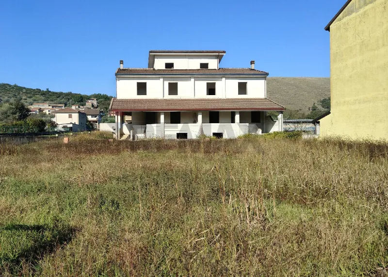 Villa in vendita a Castel Morrone - foto 1