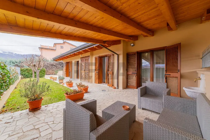 Casa Indipendente in vendita a L'Aquila, Coppito, Preturo, Genzano, Sassa - foto 1