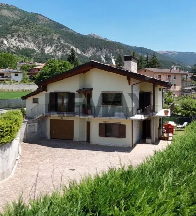 Villa a Pizzoli