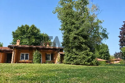Palazzo/Stabile a Barzana