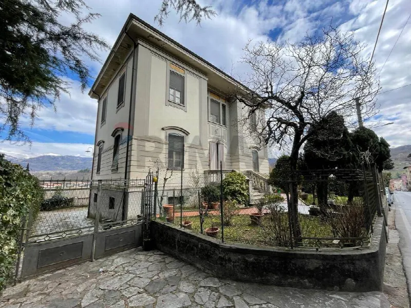 Villa in vendita a Castelnuovo di Garfagnana - foto 1