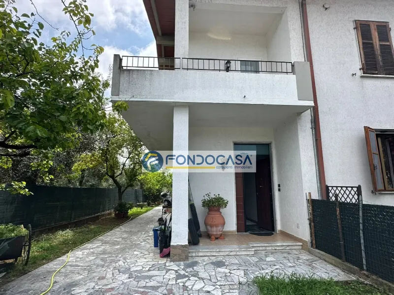 Casa Indipendente in vendita a Massa, Zona Industriale, Castagnola - foto 1