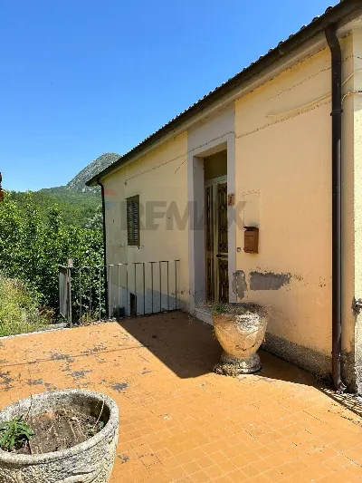 Casa Indipendente in vendita a Scapoli - foto 1