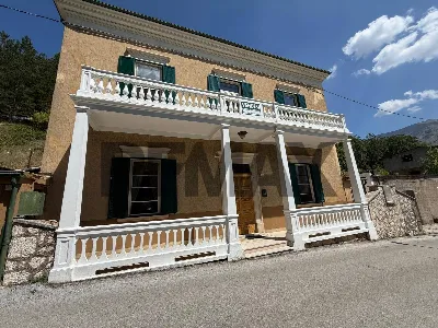 Villa a Villalago