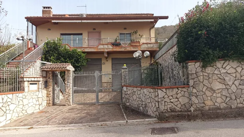 Villa in vendita a Contrada - foto 1