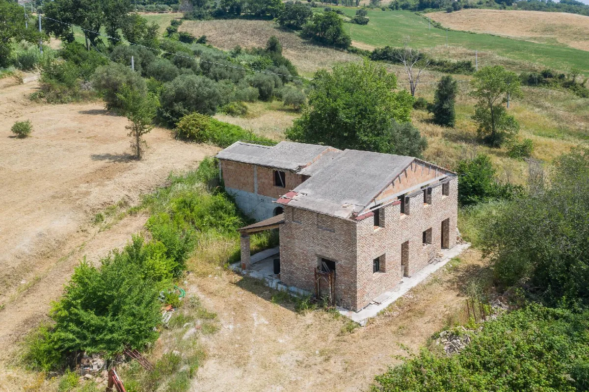 Rustico/Casale in vendita a Montelabbate - foto 2