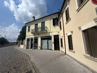 Palazzo/Stabile a Adria