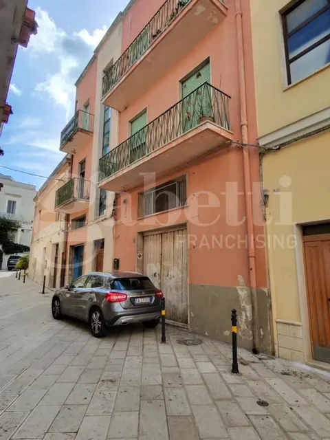 Palazzo/Stabile in vendita a Brindisi, Centro Storico, Cappuccini, Commenda - foto 1