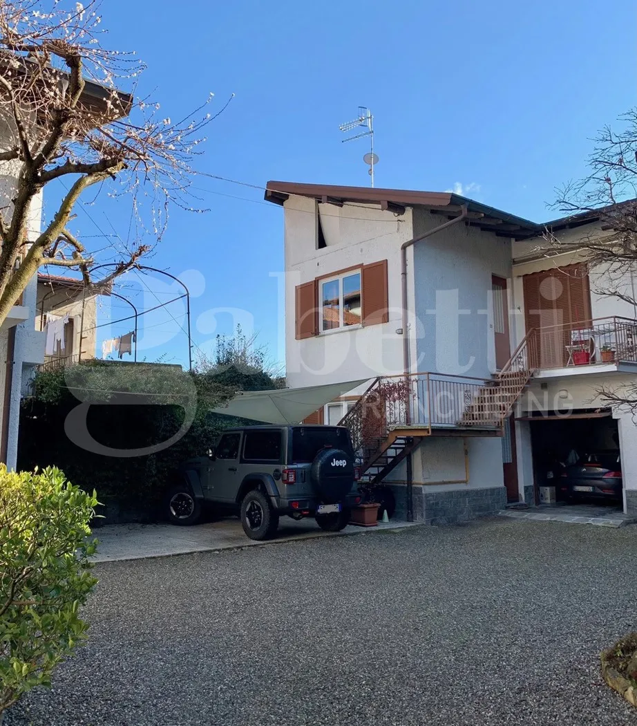 Casa Indipendente in vendita ad Angera - foto 2