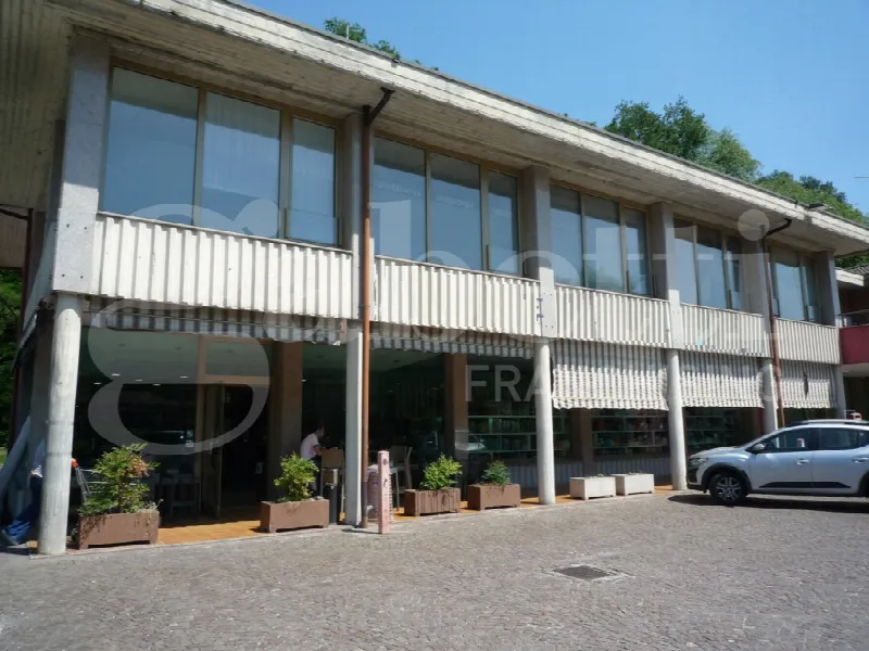 Palazzo/Stabile in vendita a Cadrezzate - foto 1