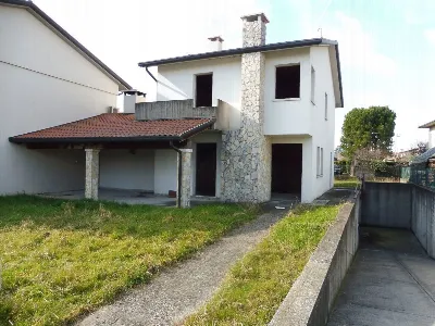 Casa Indipendente a Nove