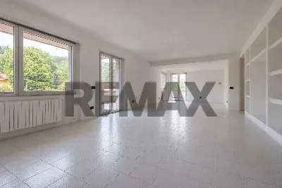 Appartamento in vendita a Cocquio-Trevisag... - foto 1