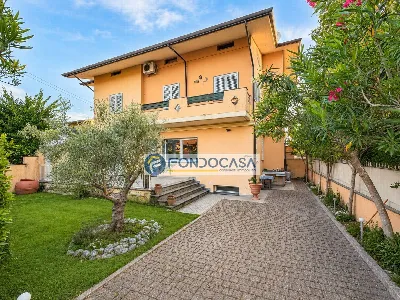 Casa Indipendente a Montignoso