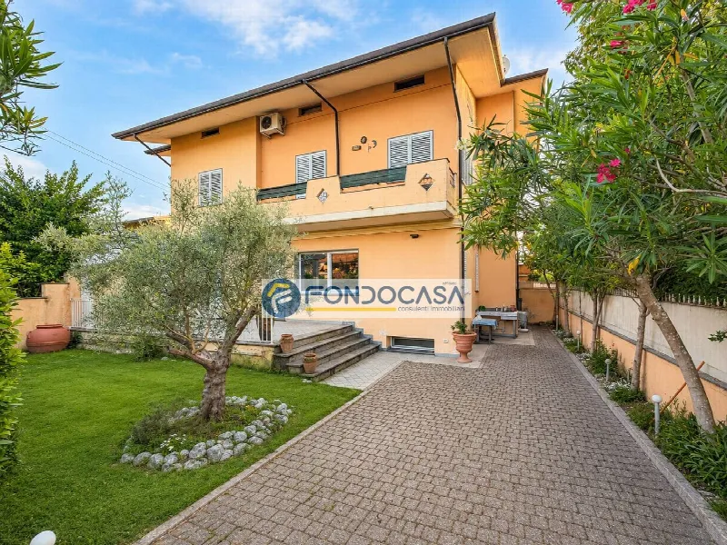 Casa Indipendente in vendita a Montignoso - foto 1