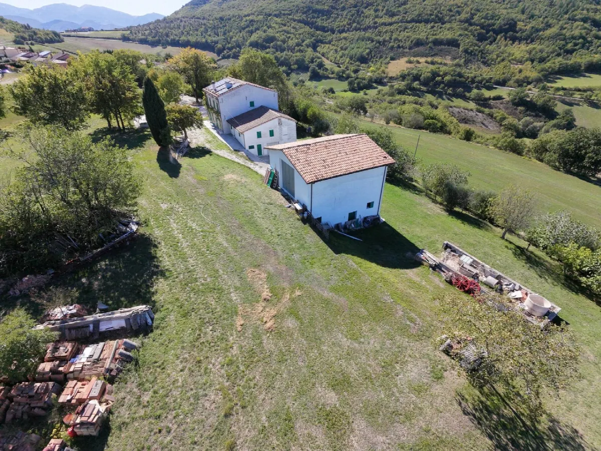 Rustico/Casale in vendita a Genga - foto 2