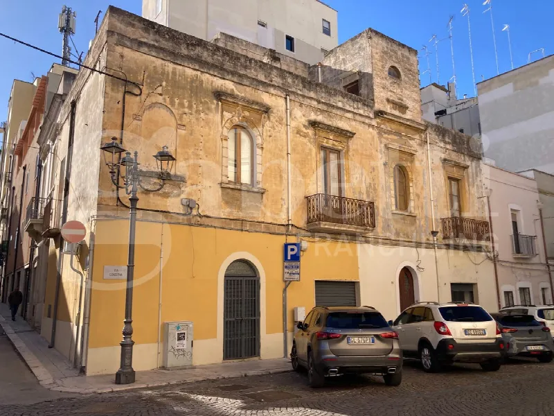 Casa Indipendente in vendita a Brindisi, Centro Storico, Cappuccini, Commenda - foto 1