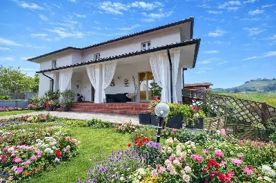 Villa a Montescano