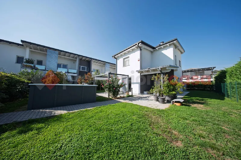 Villa in vendita ad Arona - foto 1