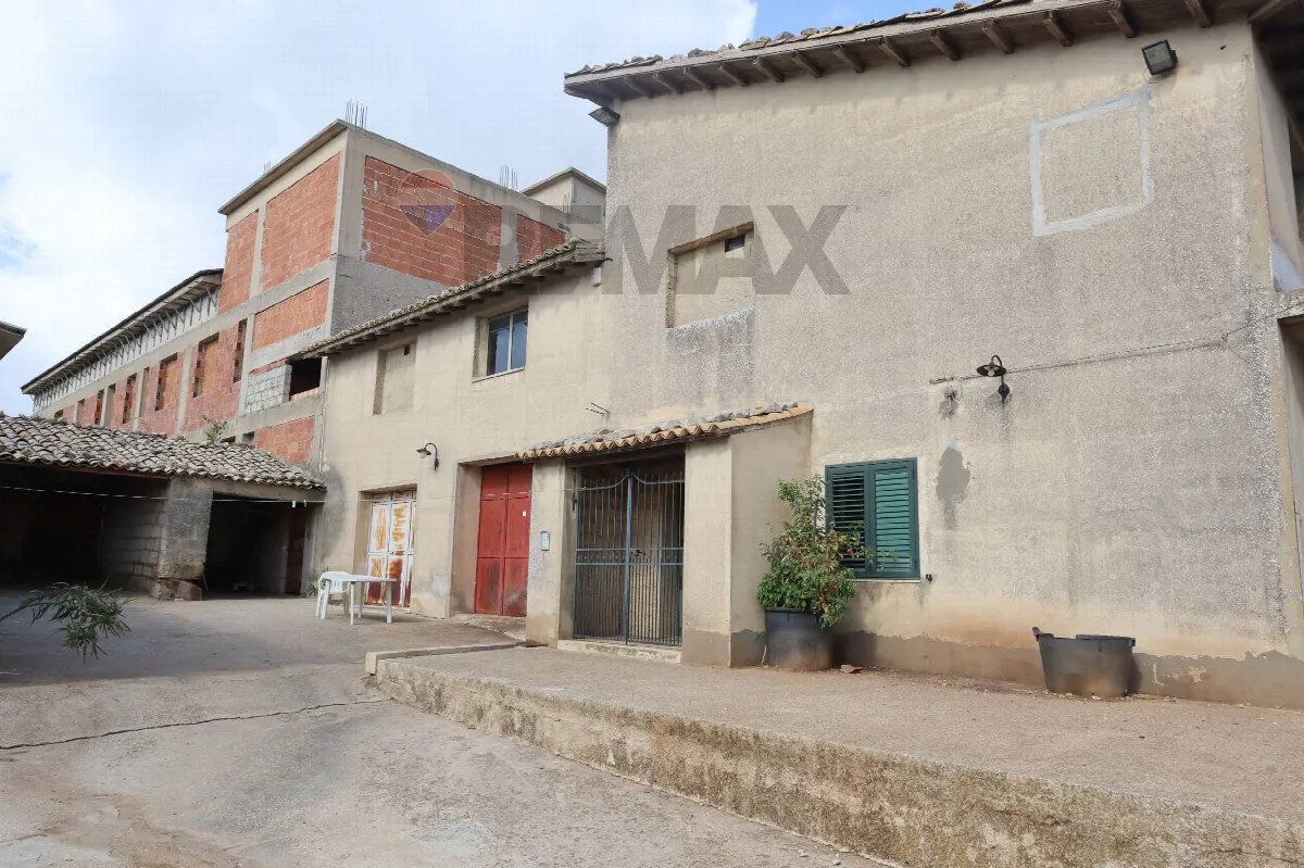 Palazzo/Stabile in vendita a Ragusa, Zona Industriale, Conservatore, San Giacomo - foto 3