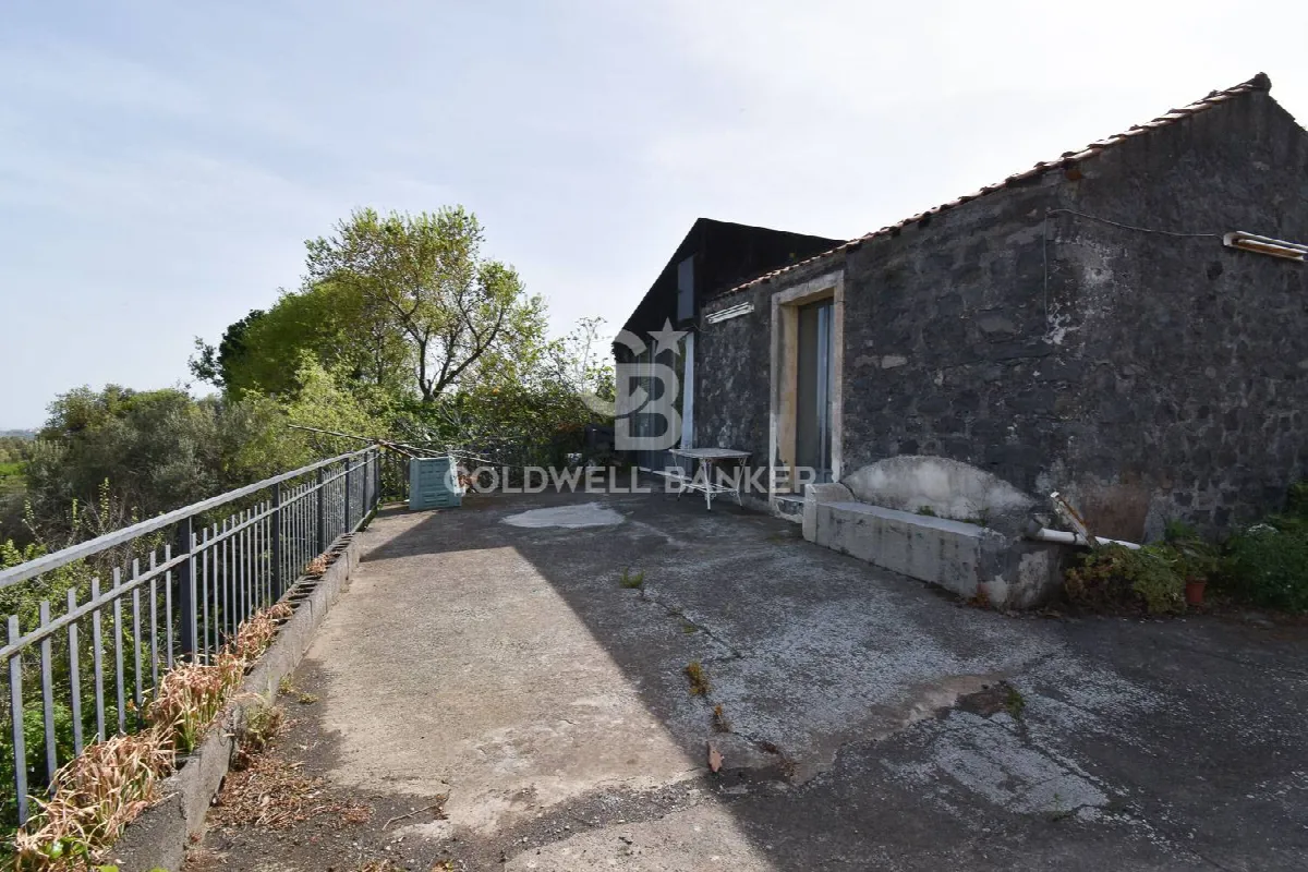 Rustico/Casale in vendita ad Aci Catena - foto 2