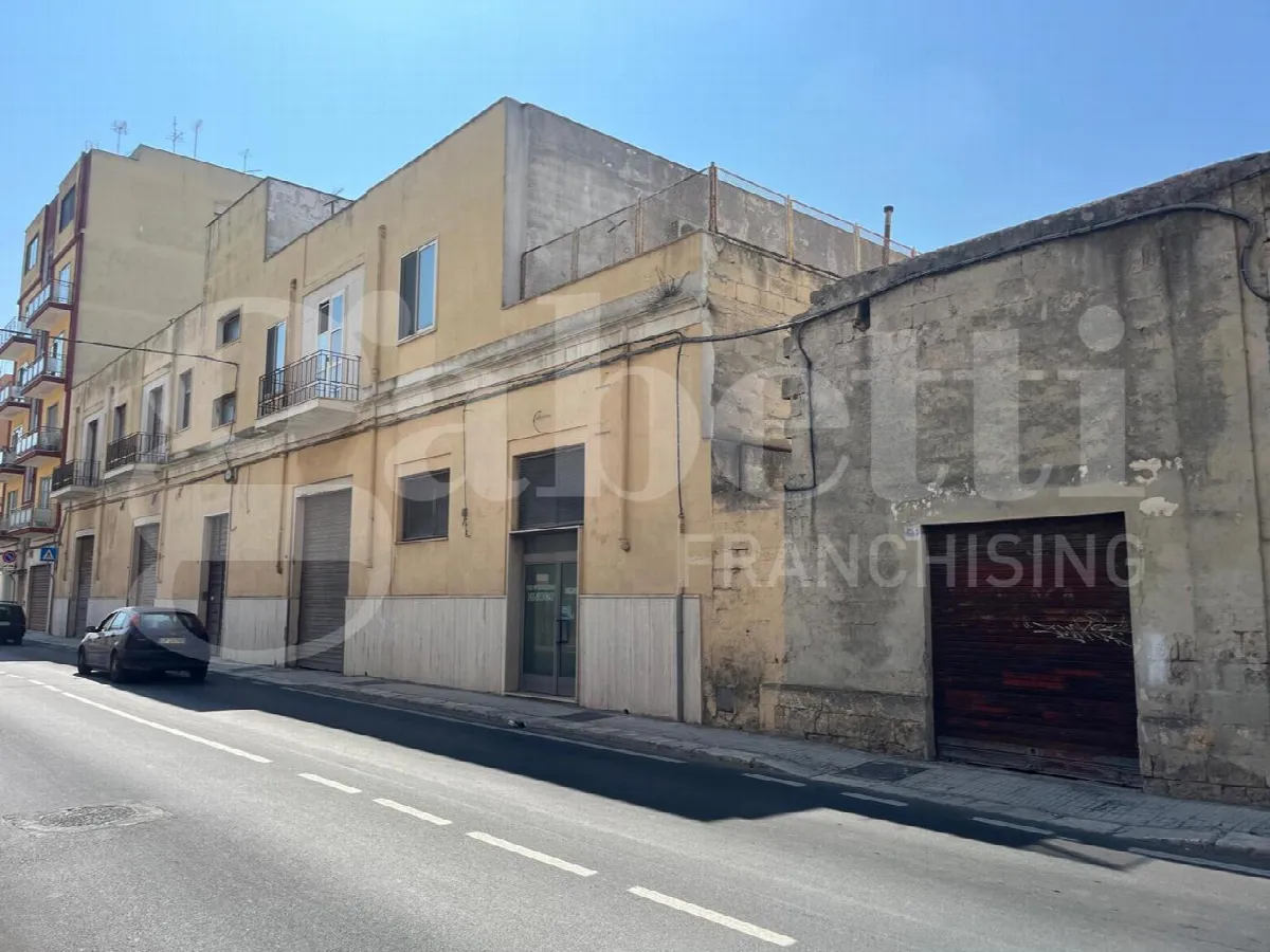 Palazzo/Stabile in vendita a Brindisi, Centro Storico, Cappuccini, Commenda - foto 3