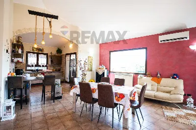 Villa a Aci Sant'Antonio