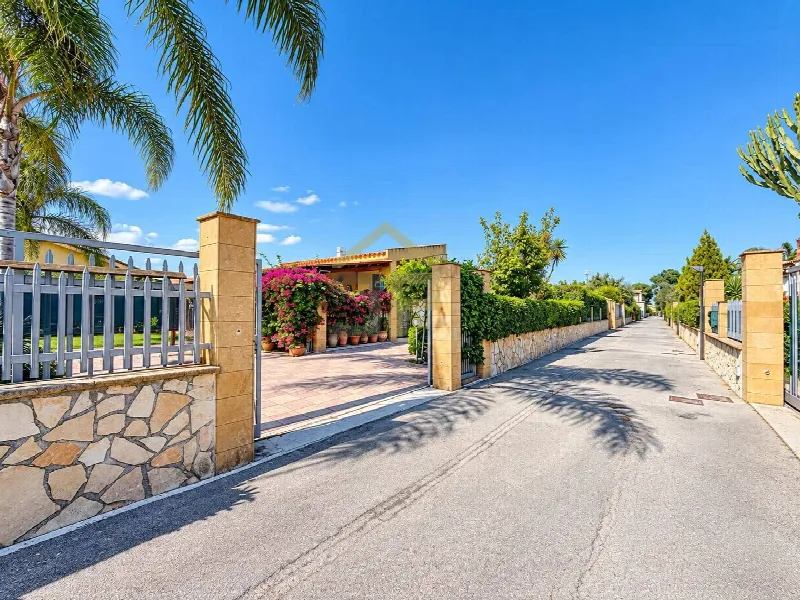 Casa Indipendente in vendita a Campofelice di Roccella - foto 1