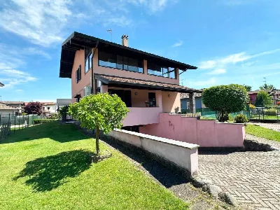 Villa a Borgo Ticino