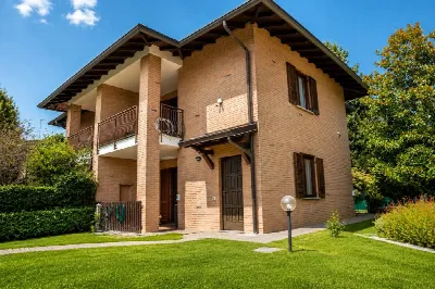 Villa in vendita a Carugo - foto 1