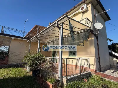 Casa Indipendente a Massa