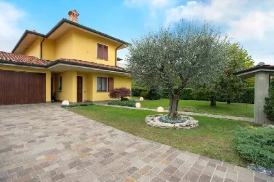 Villa a Calcinate