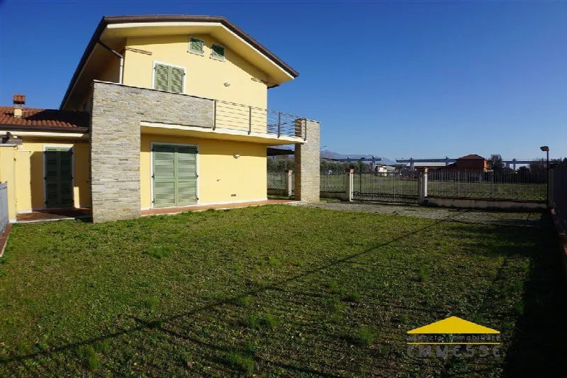 Casa Indipendente in vendita a Carrara, Avenza - foto 1