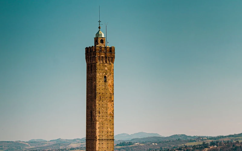 La Torre degli Asinelli nel centro di Bologna