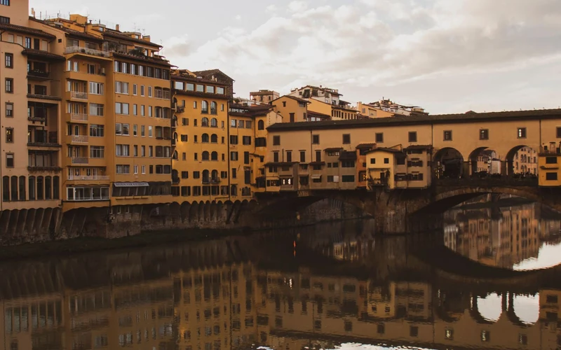 Ponte Vecchio e il fiume Arno a Firenze